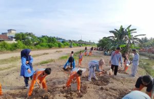 SDN 19 Gotong Royong Rapikan Lingkungan
