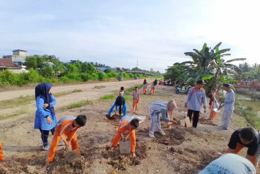 SDN 19 Gotong Royong Rapikan Lingkungan