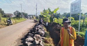 Tingkatkan Kenyamanan Pengguna Jalan CV Segera Sejahtera Bangun Drainase Ruas Jalan Palasari