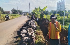 Tingkatkan Kenyamanan Pengguna Jalan CV Segera Sejahtera Bangun Drainase Ruas Jalan Palasari