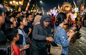 Nonton Kirab Budaya Berujung Apes, Warga Karawang Kehilangan Handphone