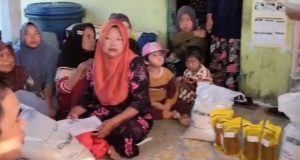 Pemerintah Upang Makmur Salurkan Bantuan Beras dan Minyak Goreng
