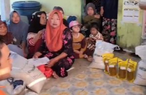 Pemerintah Upang Makmur Salurkan Bantuan Beras dan Minyak Goreng