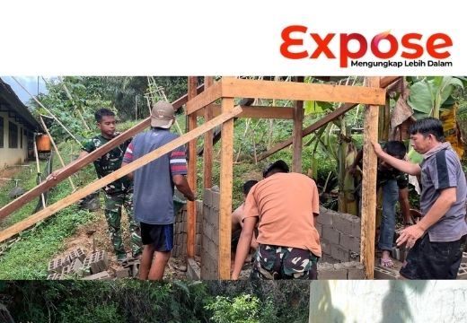 Kebersamaan Warga dan Satgas TMMD Ke-128 Kodim 1204/Sanggau Warnai Pembangunan MCK di SMP Negeri 5 Kembayan