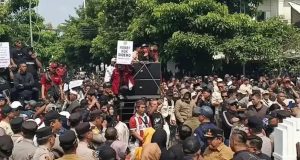 Unjuk Rasa Tuntut Walikota Sukabumi Mundur dari Jabatan