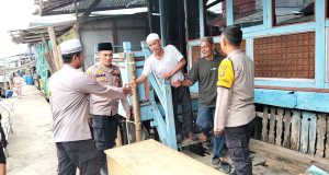 Polsek Sungsang Serahkan Bantuan Peti Jenazah