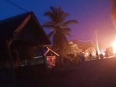 Breaking news, Berawal Bakar Sampah Sebuah Warung Ludes Dilahap Api