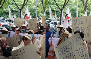 Demo Emak-Emak Dukung Keberlanjutan Program MBG, Massa Gelar Aksi Damai: “MBG Jangan Ditutup!” di Bundaran Digulis Pontianak