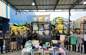 Perang Melawan Barang Ilegal: Menkeu Purbaya Yudhi Sadewa Pimpin Pengungkapan 2.060 Bal Pakaian Bekas diKalbar,Kasdam XII/Tanjungpura Tegaskan Komitmen Penjagaan Perbatasan