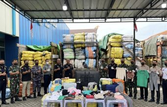 Perang Melawan Barang Ilegal: Menkeu Purbaya Yudhi Sadewa Pimpin Pengungkapan 2.060 Bal Pakaian Bekas diKalbar,Kasdam XII/Tanjungpura Tegaskan Komitmen Penjagaan Perbatasan