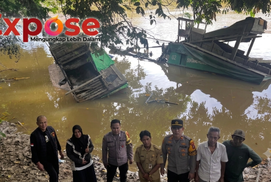 “Tindak Tegas PETI, Aparat Musnahkan Dua Kapal Ponton Tambang Emas di Ketapang”