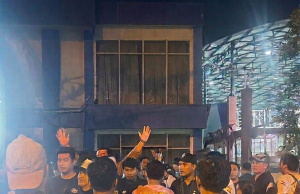 Puluhan Warga Wajok Demo Malam Hari Di Kantor Bea Cukai Kalbar, Minta Kejelasan Kasus Ballpress di Wajok Hulu, Adi Yang di Priksa Akhirnya Dipulangkan: Kasus Ballpress Tetap Berlanjut”