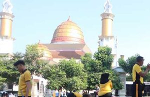 Menyambut Hari Bhayangkara yang Ke-80,Polresta Sukabumi Bersihkan Masjid dan Alun-alun kota