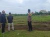 Sinergi Polisi dan Petani, Polsek Klari Turun Langsung Pemupukan Jagung Hibrida
