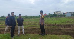 Sinergi Polisi dan Petani, Polsek Klari Turun Langsung Pemupukan Jagung Hibrida
