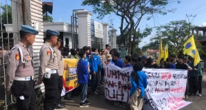 Massa PC PMII Sukabumi Datangi KCD Wilayah V Tuntut Evaluasi Total Pelayanan Pendidikan Bahas Kisruhnya SPMB Hingga Minimnya Sosialisasi ke-Masyarakat