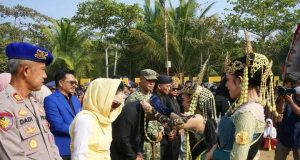 Wakil Bupati Dampingi Anggota DPR-RI Dewi Asmara Dimomen Syukuran Hari Nelayan ke-69 dan Festival Seni Budaya Sebagai Magnit Wisatawan di Pantai Palangpang Sukabumi