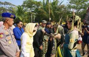 Wakil Bupati Dampingi Anggota DPR-RI Dewi Asmara Dimomen Syukuran Hari Nelayan ke-69 dan Festival Seni Budaya Sebagai Magnit Wisatawan di Pantai Palangpang Sukabumi