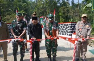 Kolaborasi Antara TNI dan Warga Masyarakat di Desa Cikembar Wujudkan Jembatan “Garuda Suci”