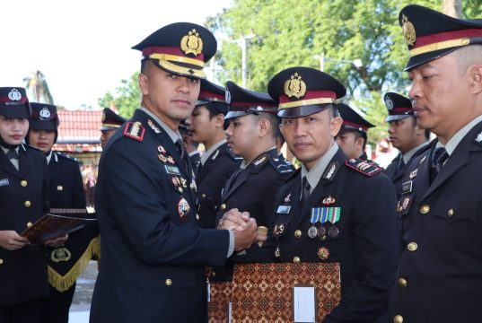 Kasatresnarkoba Polresta Pontianak Terima Penghargaan pada Hari Bhayangkara ke-80
