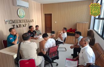 Kejari Mempawah Tahan Tersangka Peredaran Oli Palsu