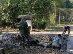 Babinsa Desa Sendoyan Bersama Warga Gotong Royong Bersihkan Parit, Antisipasi Banjir dan Datangnya Wabah Penyakit
