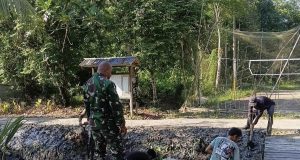 Babinsa Desa Sendoyan Bersama Warga Gotong Royong Bersihkan Parit, Antisipasi Banjir dan Datangnya Wabah Penyakit