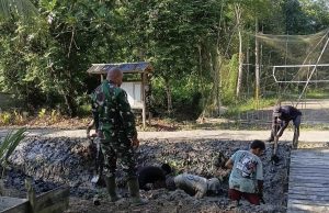 Babinsa Desa Sendoyan Bersama Warga Gotong Royong Bersihkan Parit, Antisipasi Banjir dan Datangnya Wabah Penyakit
