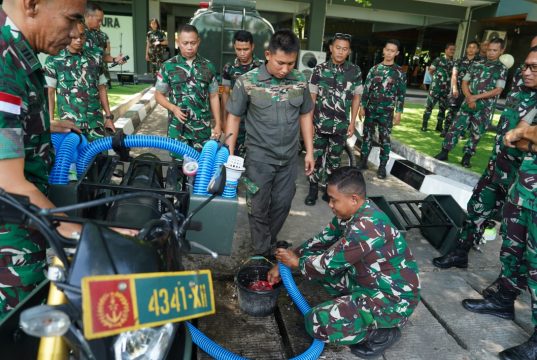 Pangdam XII/Tpr Serahkan Alat Pemadam Modifikasi Sepeda Motor untuk Atasi Karhutla