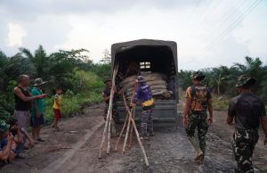 Satgas TMMD Reguler Ke-129 Kodim 1208/Sambas Turunkan Material Cerucuk Demi Percepat Pembangunan