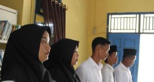 Plt Camat Karang Agung Ilir Hadiri Pelantikan Perangkat Desa Mekar Sari
