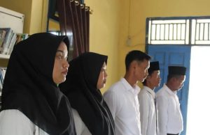 Plt Camat Karang Agung Ilir Hadiri Pelantikan Perangkat Desa Mekar Sari