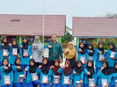 144 Pelajar SMP Negeri 8 Lahat Terima Bantuan Buku Tulis Gratis