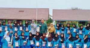 144 Pelajar SMP Negeri 8 Lahat Terima Bantuan Buku Tulis Gratis