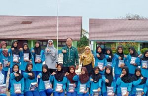 144 Pelajar SMP Negeri 8 Lahat Terima Bantuan Buku Tulis Gratis