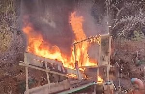 Geram Ulah Penambang Liar, Ratusan Warga Meliau di Sungai Boyan Sanggau Razia & Bakar Langsung Lokasi PETI, APH Dipertanyakan!