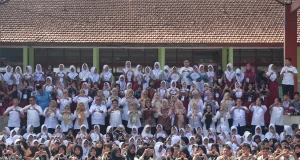 Ketua TP PKK Hadiri MPLS di SMPN 13 Sukabumi Mengingatkan Para Siswa Tidak Membiarkan Teknologi Ambil Alih Kehidupan Mereka