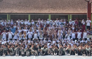 Ketua TP PKK Hadiri MPLS di SMPN 13 Sukabumi Mengingatkan Para Siswa Tidak Membiarkan Teknologi Ambil Alih Kehidupan Mereka