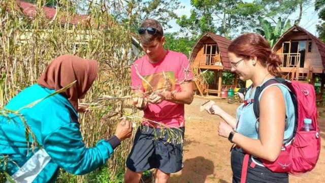 pemandu-desa-wisata-menjelaskan-mengenai-tanaman-hanjeli-636e713141ec7a1840610522