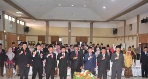Bupati Asep Japar Sematkan Tanda kehormatan Satyalancana Karya Satya Dari Presiden Untuk 81 ASN Pemkab Sukabumi
