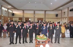 Bupati Asep Japar Sematkan Tanda kehormatan Satyalancana Karya Satya Dari Presiden Untuk 81 ASN Pemkab Sukabumi