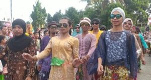 Fatwa MUI Pria Berbusana Wanita Saat Karnaval Agustusan Hukumnya Haram