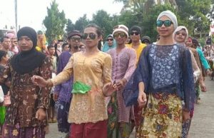 Fatwa MUI Pria Berbusana Wanita Saat Karnaval Agustusan Hukumnya Haram