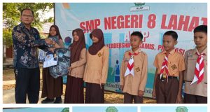 144 Siswa SMP Negeri 8 Lahat Terima Bantuan Seragam Sekolah Gratis