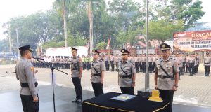 Kapolresta Pontianak Pimpin Upacara Serah Terima Jabatan Kasat Intelkam dan Kabag SDM