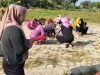 Guru dan Wali Murid Bersihkan Lingkungan SD Negeri 1 Air Salek