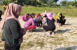 Guru dan Wali Murid Bersihkan Lingkungan SD Negeri 1 Air Salek