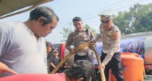 Dampak Kemarau Panjang Warga Kelurahan Cikundul Terima Bantuan Air Bersih Dari Satlantas polres Sukabumi kota