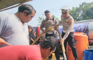 Dampak Kemarau Panjang Warga Kelurahan Cikundul Terima Bantuan Air Bersih Dari Satlantas polres Sukabumi kota