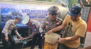 Satlantas Polres Sukabumi Kota Bagikan 8.000 liter Air Bersih Kepada Warga Pabuaran Sukabumi